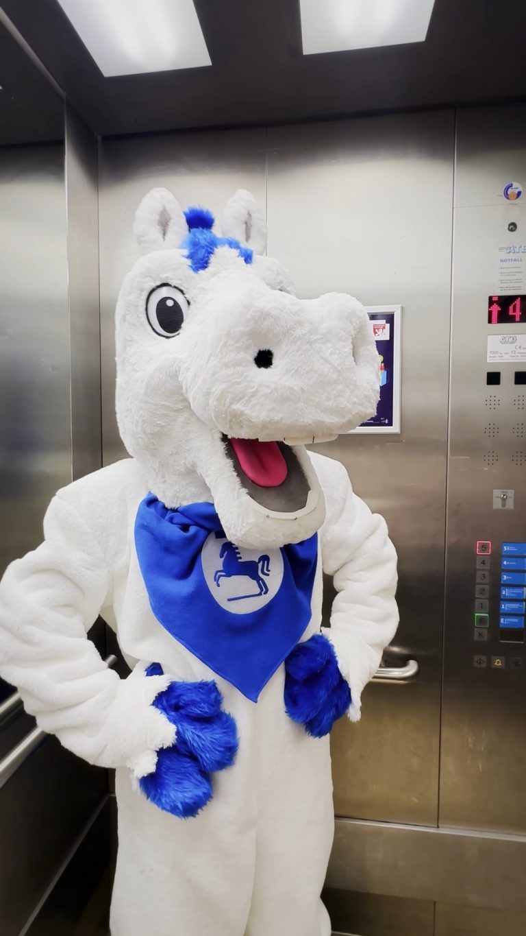 Maskottchen der Öffentlichen Versicherung Braunschweig Öfi im Fahrstuhl